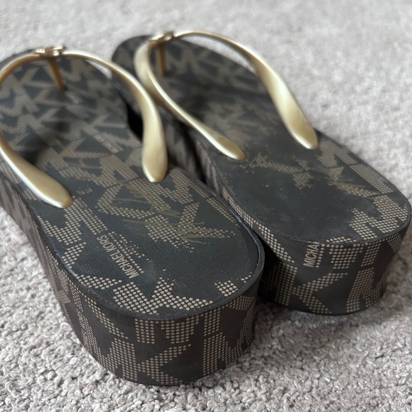 🔸Michael Kors Platform Flip Flops - Picture 7 of 12